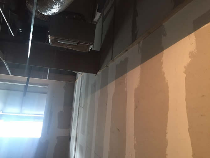 使用新型轻质隔墙板装修KTV房间，新型EPS轻质隔墙板具有防火、隔音、保温等优秀性能，特别适合酒店KTV的装修隔断