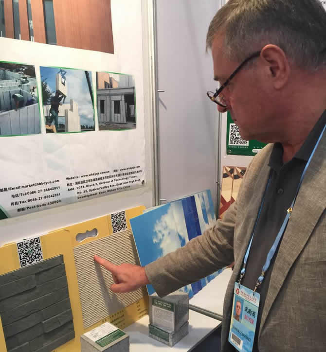 众多来往客商纷纷前往博悦佳展会前咨询了解软瓷和新型轻质隔墙板产品